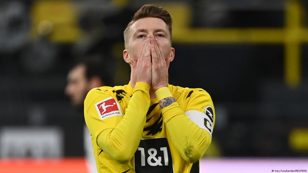 marco reus holding his hand to his face