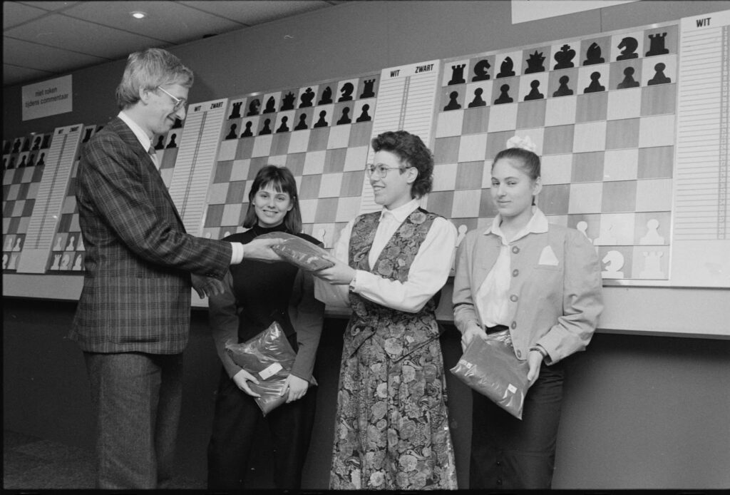 Judit, Susan and Sofia Polgar receiving prizes