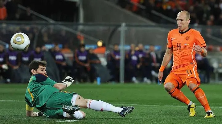 Arjen Robben misses a chance against Iker Casillas during the 2010 World Cup final match against Spain 
