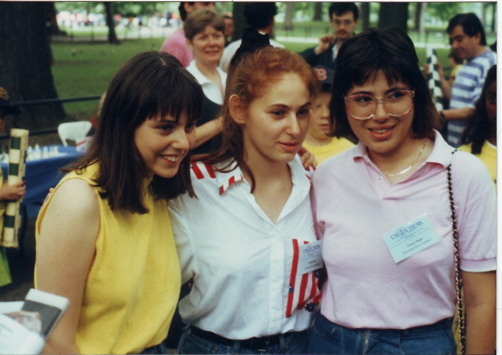 Judit, Susan and Sofia Polgár posing for a picture