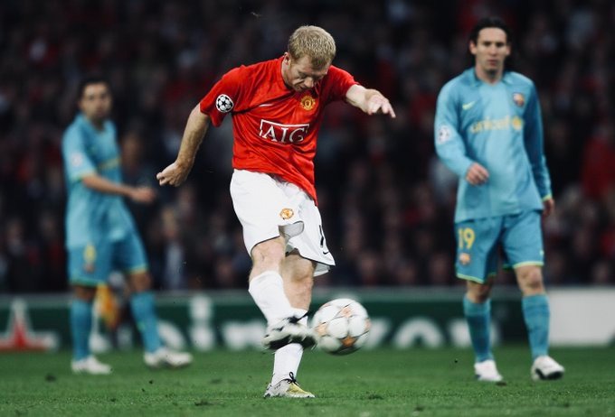 Paul Scholes striking the ball in one of his long range attempts against Barcelona