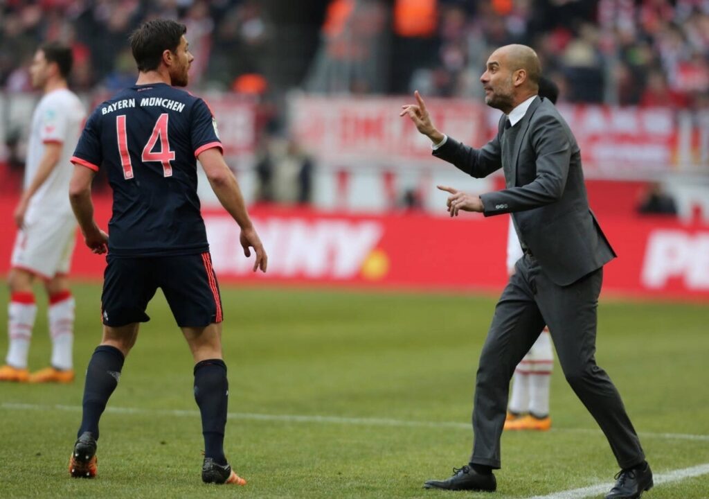 Alonso getting instructions from Pep during his time at Bayern.