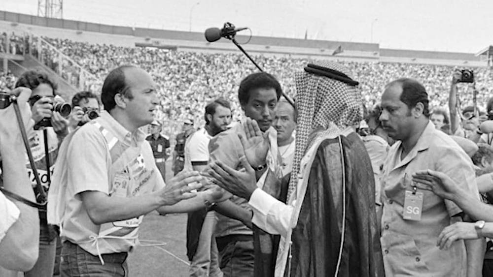 Kuwait prince Sheikh Fahad Al-Ahmad Al-Sabah speaking with referee Miroslav Stupar