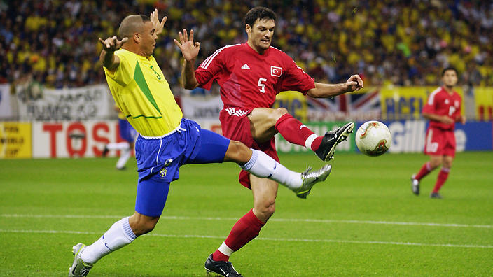 Alpay Özalan in action against Ronaldo at the 2002 FIFA World Cup.