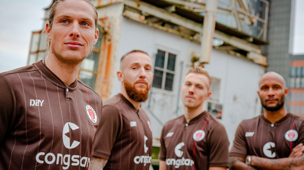 An official photograph of the home kit of St. Pauli with the Di!Y logo
