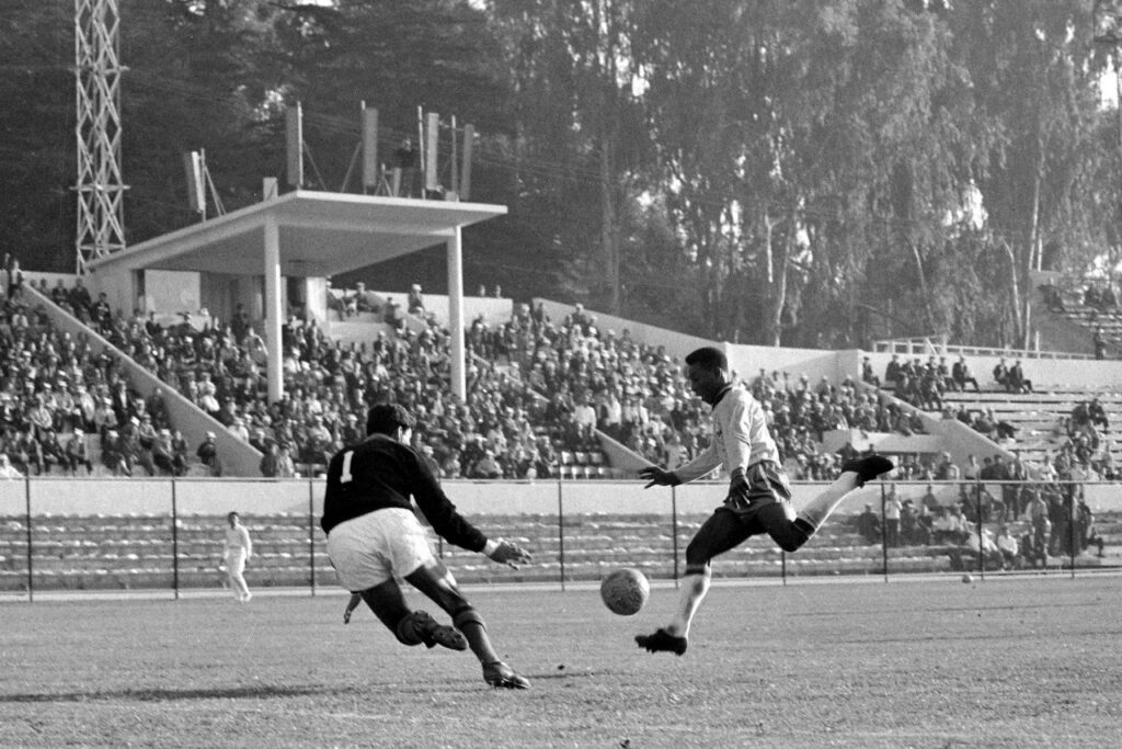 Pele 1v1 against the goalkeeper