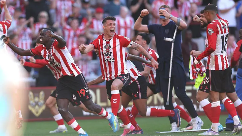 Sunderland squad led by Xhaka celebrate their qualification to Europe 