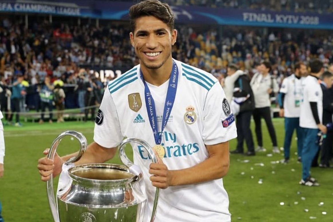 Achraf Hakimi lifting the UCL trophy in 2018