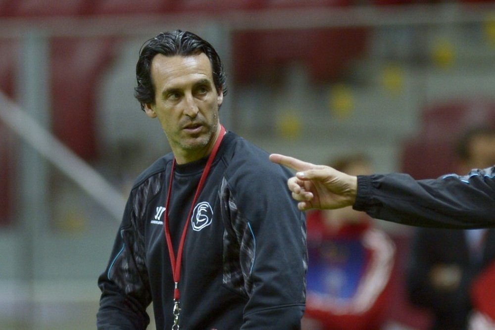 Emery coordinates a training session as Sevilla manager