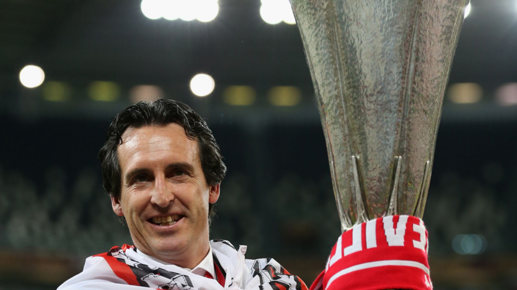 Unai Emery poses with the Europa League trophy in 2014