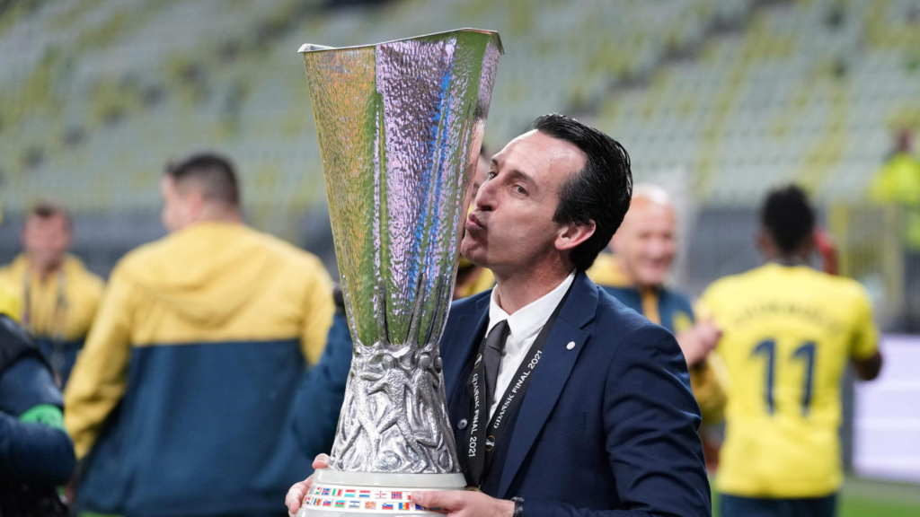 Emery poses with the Europa League trophy as Villarreal manager in 2021