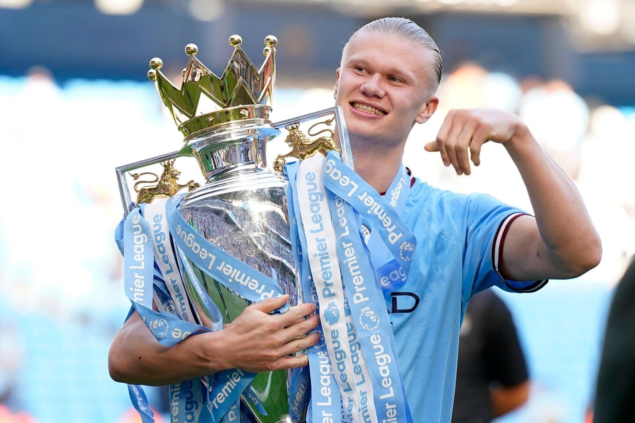 Erling Haaland holding the EPL trophy